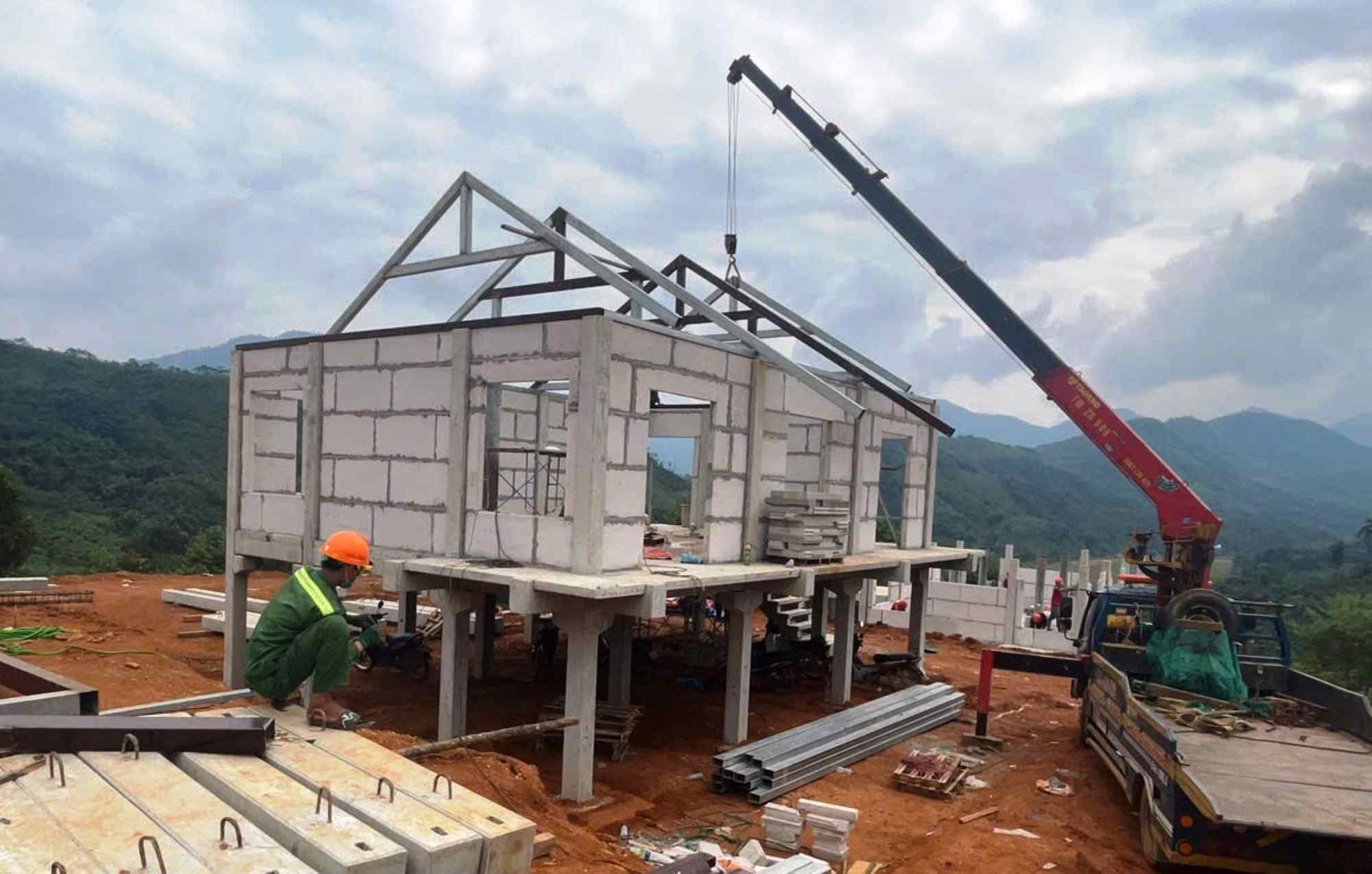 The 12th Army Corps and other forces are putting all their efforts into building houses for the people of Lang Nu in the new resettlement area. Photo: Bao Nguyen