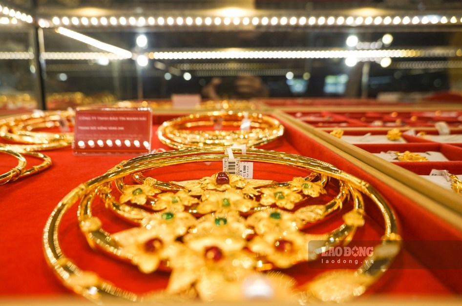 Experts are giving positive comments on world gold prices. Illustration: Phan Anh