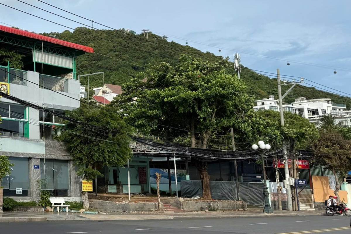 Currently, the food and beverage establishments at 40-42 Tran Phu that violated waste discharge regulations have stopped operating. Photo: Thanh An