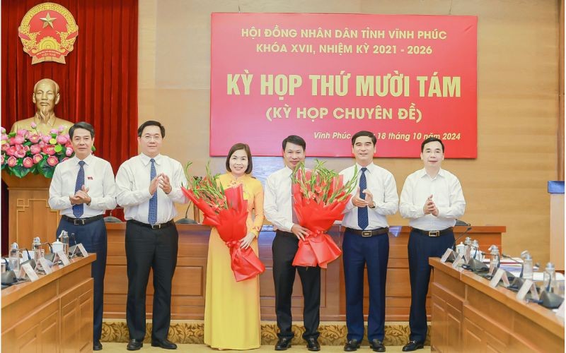 Mr. Nguyen Khac Hieu and Ms. Phung Thi Kim Nga were elected to hold the position of Vice Chairmen of Vinh Phuc Provincial People's Committee. Photo: VGP