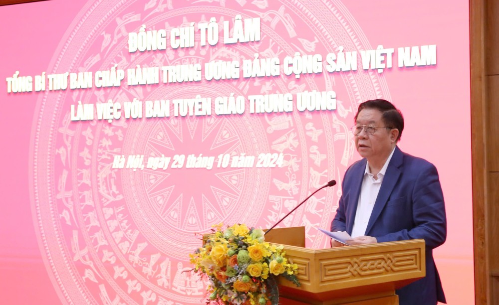 Uy vien Bo Chinh tri, Bi thu Trung uong Dang, Truong Ban Tuyen giao Trung uong Nguyen Trong Nghia phat bieu tai buoi lam viec. Anh: Pham Cuong