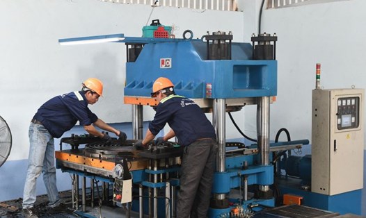 NLĐ của Công ty TNHH Xây dựng công trình Hùng Vương được bảo đảm việc làm. Ảnh: Nam Dương