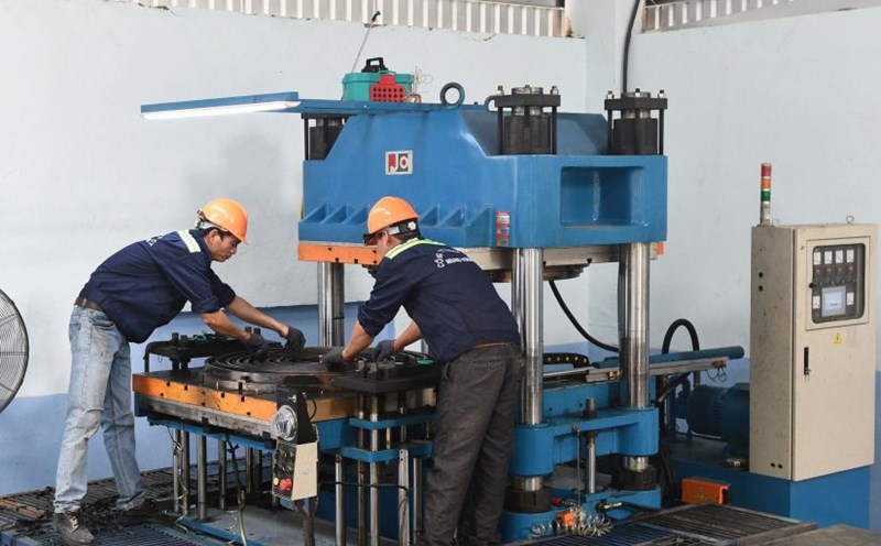 Employees of Hung Vuong Construction Company Limited are guaranteed jobs. Photo: Nam Duong