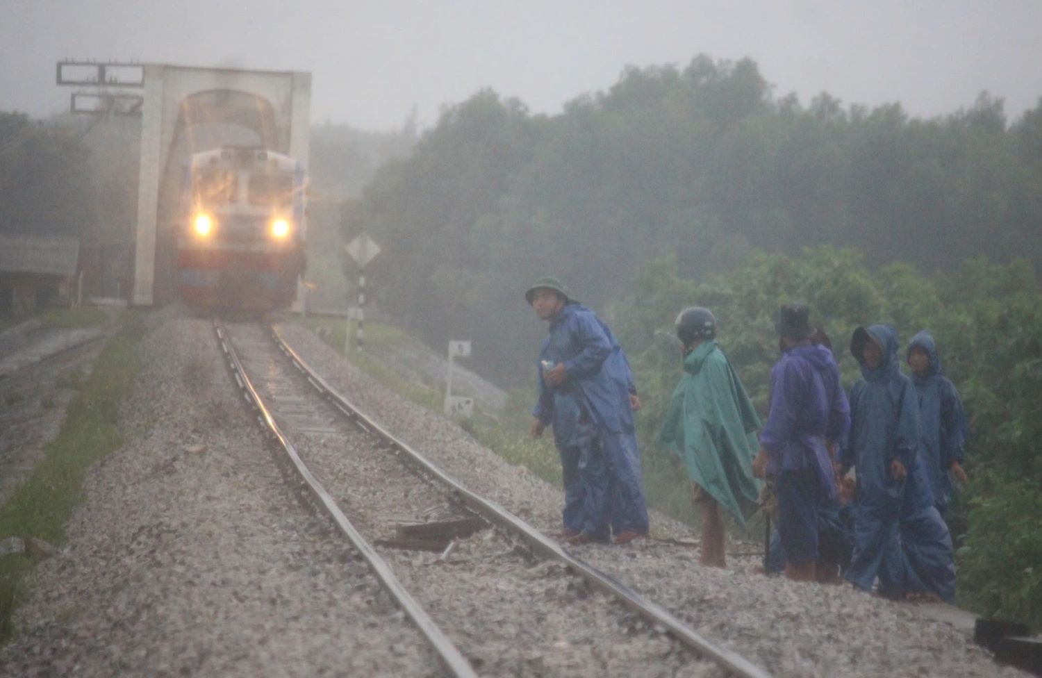 A train passes through a damaged section of railway that has just been repaired. Photo: H.Nguyen