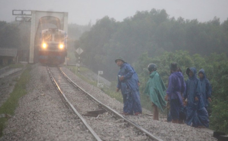 A train passes through a damaged section of railway that has just been repaired. Photo: H.Nguyen