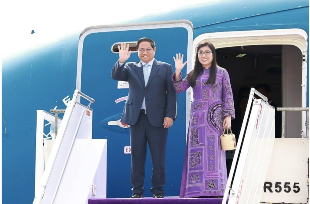 Prime Minister Pham Minh Chinh and his wife at King Khalid International Airport, Riyadh, Saudi Arabia. Photo: VNA