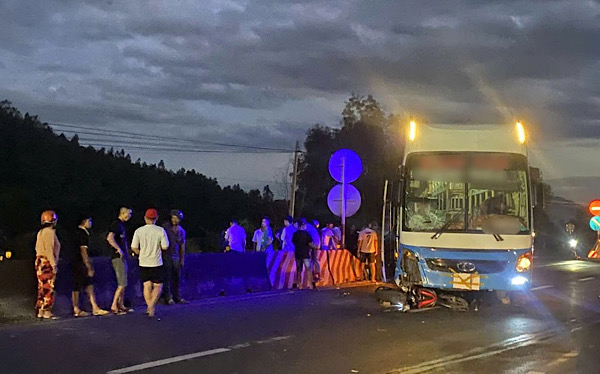 Scene of the bus accident on National Highway 1, through Van Ninh district, Khanh Hoa. Photo: Phuong Linh