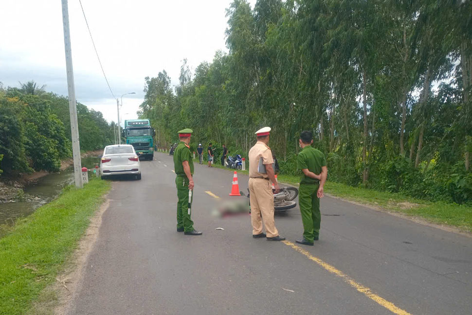 Scene of a traffic accident on National Highway 25 through Phu Hoa district (Phu Yen) that left a man dead on the spot. Photo: Phu Yen Provincial Department of Transport