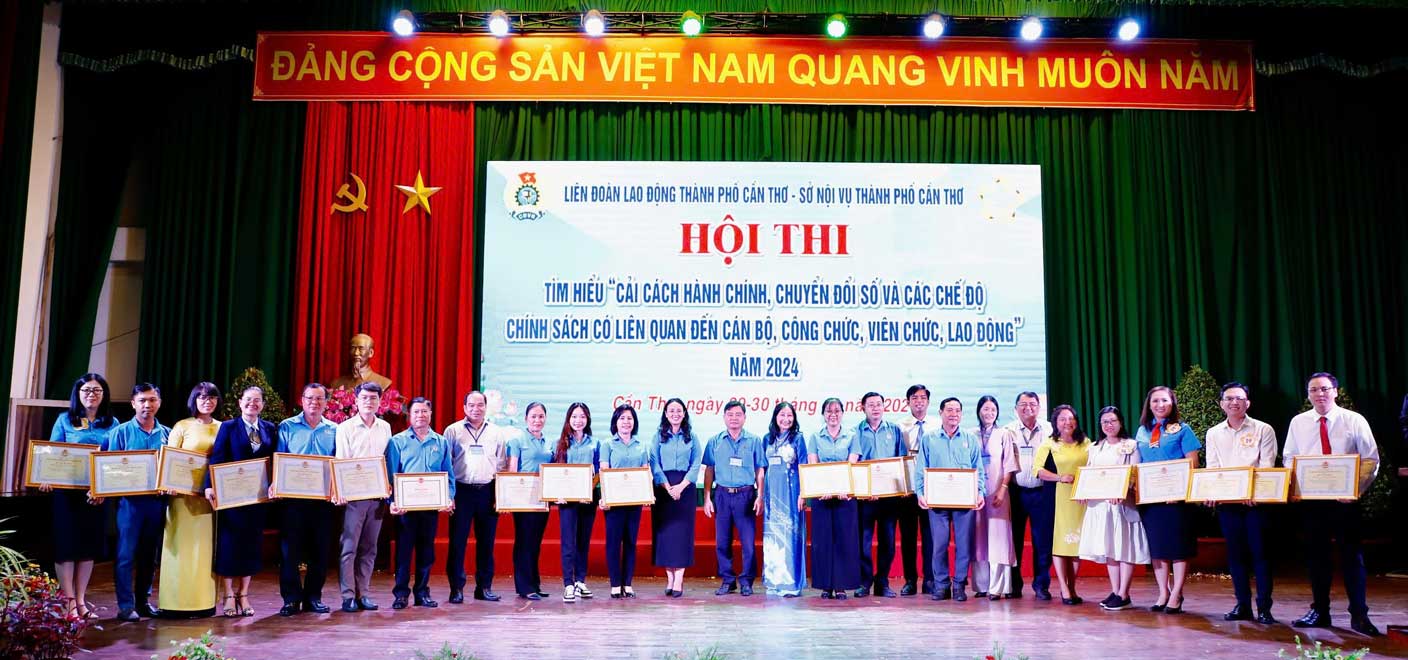 Ban to chuc trao hon 20 giai thuong tai hoi thi. Anh: Don vi cung cap