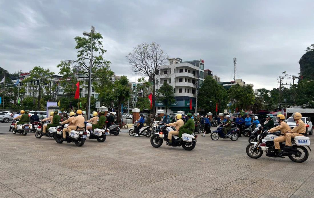 Ha Long City Police launched a peak campaign to restore traffic order and safety in the last months of 2024. Photo: Hong Hanh