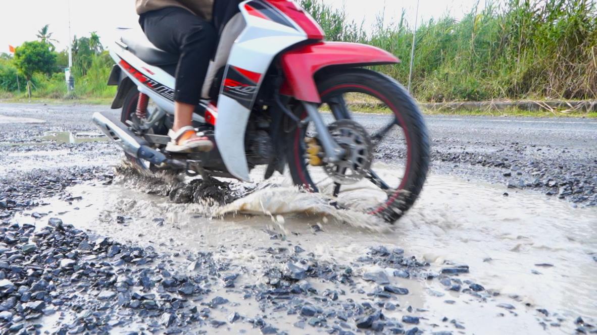 Ghi nhan cua Bao Lao Dong chieu ngay 29.10 tai duong Nguyen Van Cu (doan qua huyen Phong Dien), noi day dang bi xuong cap, hinh thanh cac vung nuoc to, nho tiem an nguy co gay tai nan cho nguoi tham gia giao thong.