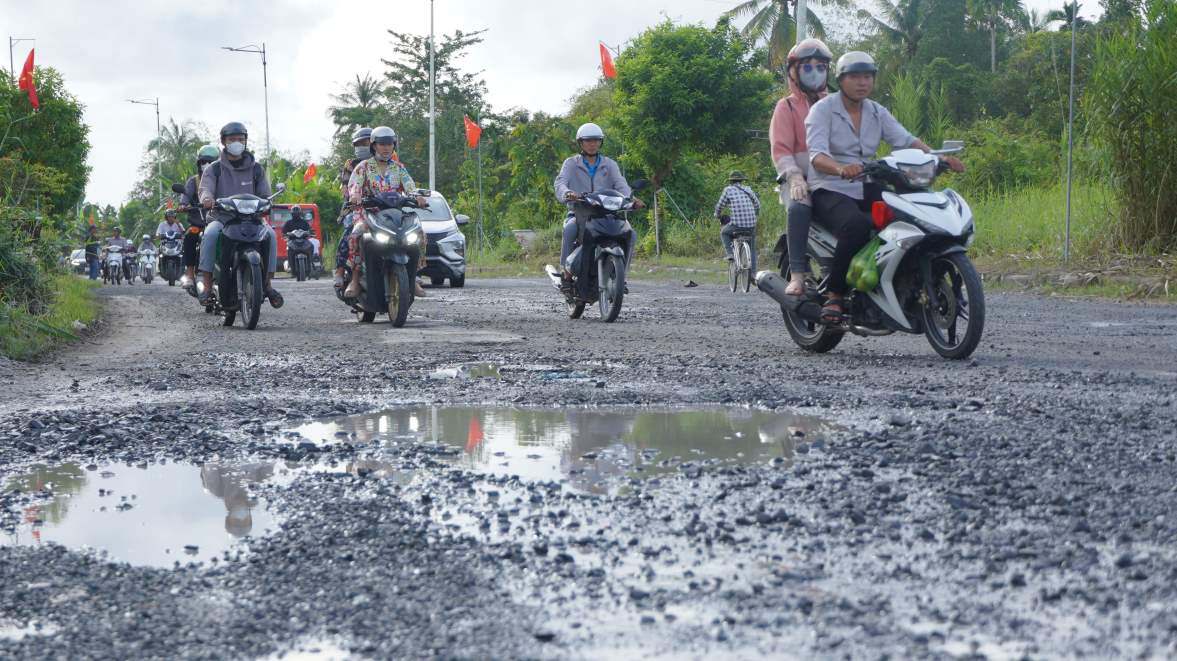 Duong Nguyen Van Cu duoc coi la “xuong song”, noi tu bo song Hau (quan Ninh Kieu) den xa My Khanh (huyen Phong Dien), voi chieu dai gan 10km, moi ngay deu co mat do phuong tien luu thong cao.