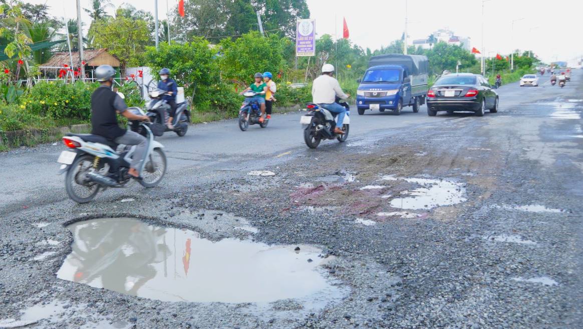 Quan sat thay, nguoi dan lai cac phuong tien oto, xe may, xe dap di chuyen kha cham va kho khan khi qua tuyen duong nay, mot so nguoi den doan hu hong nang phai phanh gap.