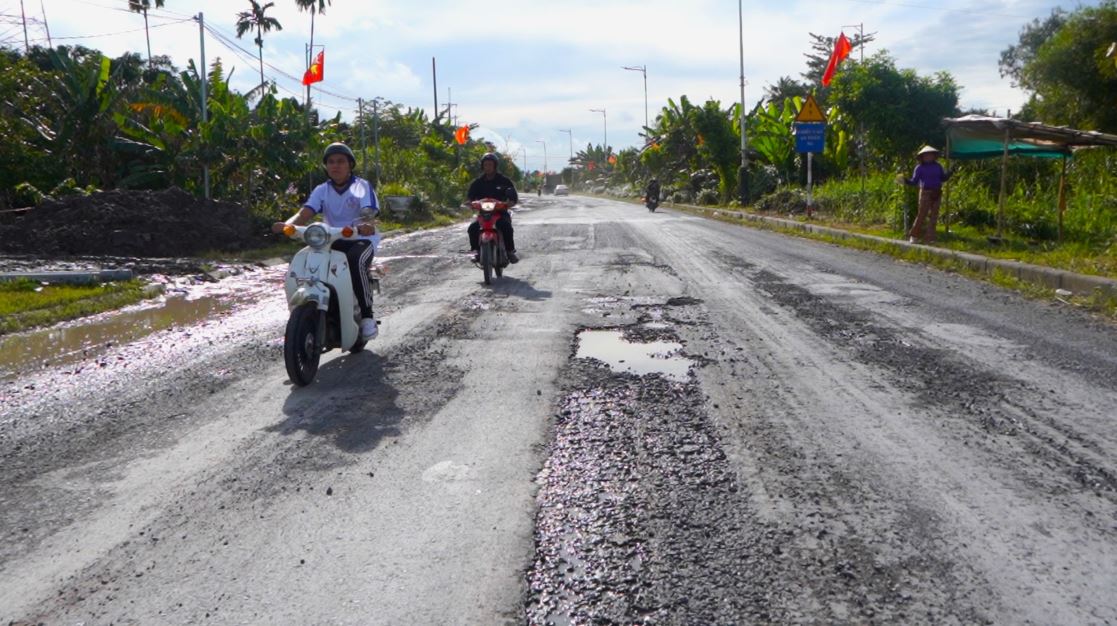 Lien quan den van de tren, trao doi voi Lao Dong, ong Mai Minh Ngoan – Chanh Van phong Ban An toan giao thong (ATGT) TP Can Tho – cho hay, Ban ATGT thanh pho da nam duoc tinh hinh va se trao doi ngay voi don vi quan ly tuyen truc tiep la UBND huyen Phong Dien, Phong Kinh te ha tang huyen Phong Dien de co giai phap khac phuc.