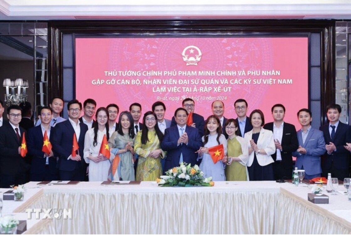 Prime Minister Pham Minh Chinh and his wife with officials and staff of the Vietnamese Embassy and engineers working in Saudi Arabia. Photo: VNA