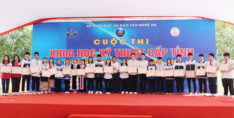 Leaders of Nghe An Department of Education and Training awarded First Prize to contestants participating in the Provincial Science and Technology Competition for the 2023-2024 school year. Photo: Phan Quynh