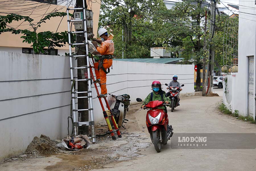 Cột điện bị “bỏ quên” giữa đường ngay tại trung tâm TP Điện Biên Phủ, tỉnh Điện Biên đã được di dời sau phản ánh của Lao Động. Ảnh: Quang Đạt