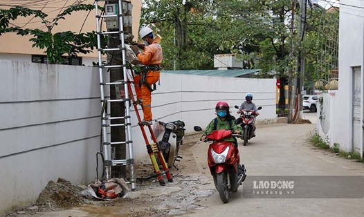 Cột điện bị “bỏ quên” giữa đường ngay tại trung tâm TP Điện Biên Phủ, tỉnh Điện Biên đã được di dời sau phản ánh của Lao Động. Ảnh: Quang Đạt