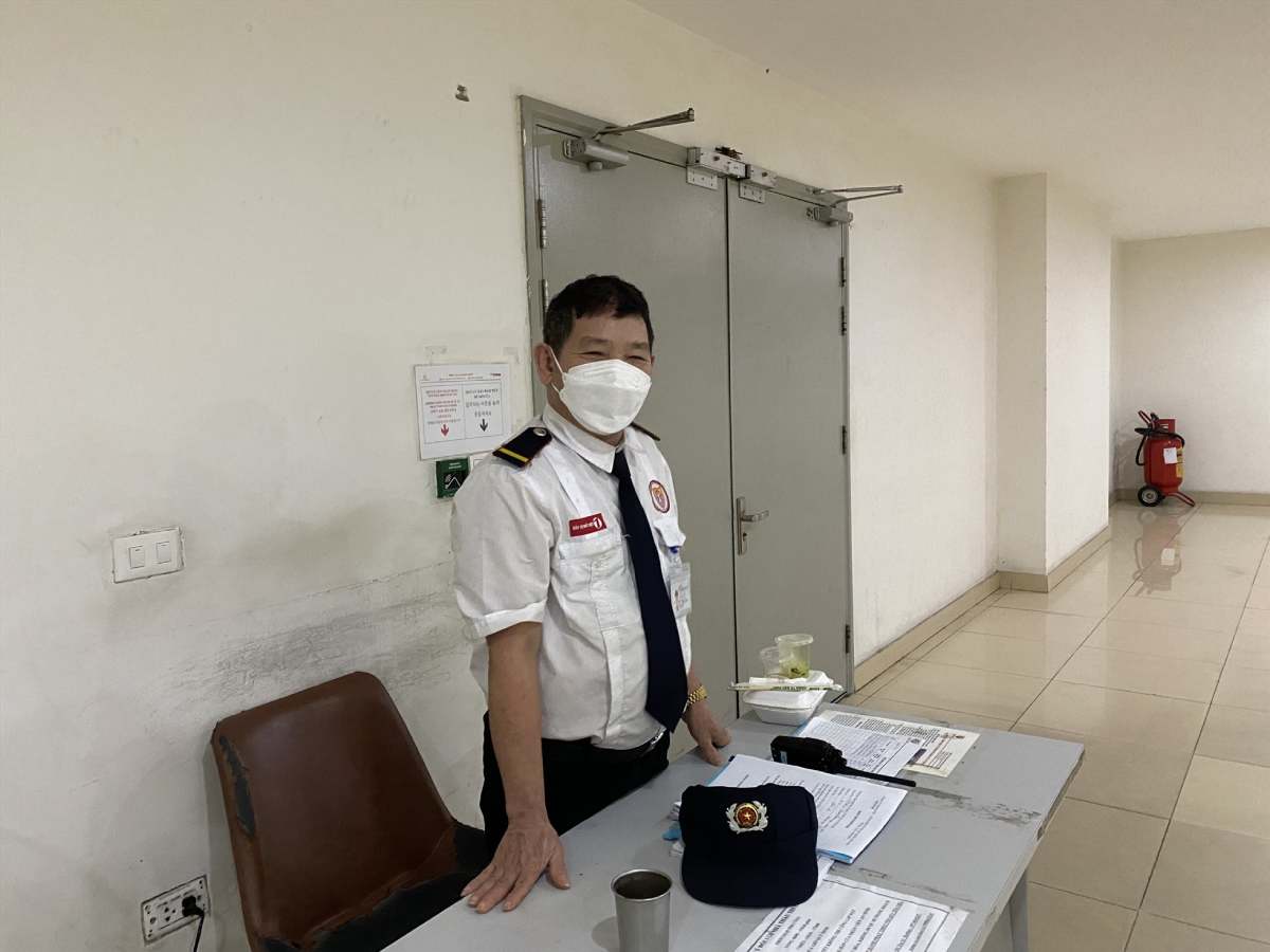 Security guards over 60 years old, not yet entitled to pension, when signing a fixed-term labor contract, are subject to social insurance contributions. Illustration photo: Phuong Trang