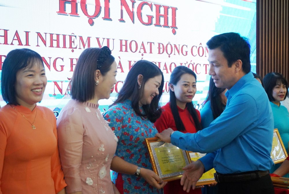 Lãnh đạo LĐLĐ quận Hồng Bàng (Hải Phòng) khen thưởng các tập thể, cá nhân. Ảnh: Mai Dung
