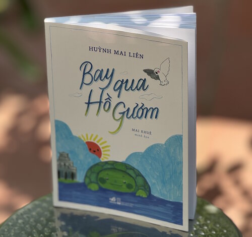 The book "Flying over Hoan Kiem Lake" is jointly published by the Writers Association Publishing House and Nha Nam. Photo: Publishing House