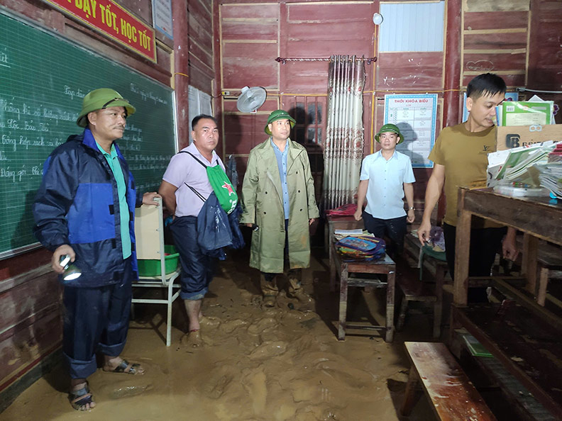 Lanh dao huyen Tuong Duong truc tiep chi dao cong tac khac phuc hau qua. Anh: Quang Dai