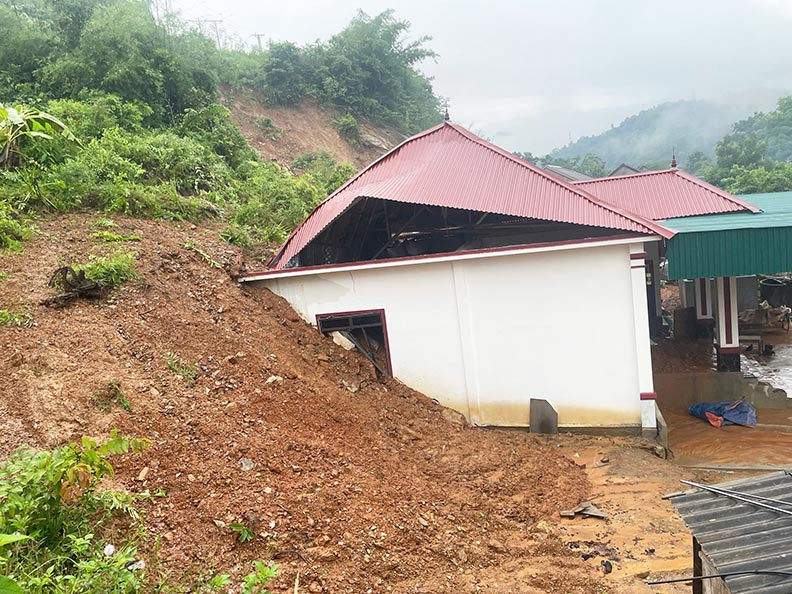 A house in Xa Luong commune (Tuong Duong, Nghe An) had its roof crushed by rocks and soil, causing severe damage. Photo: Quang Dai