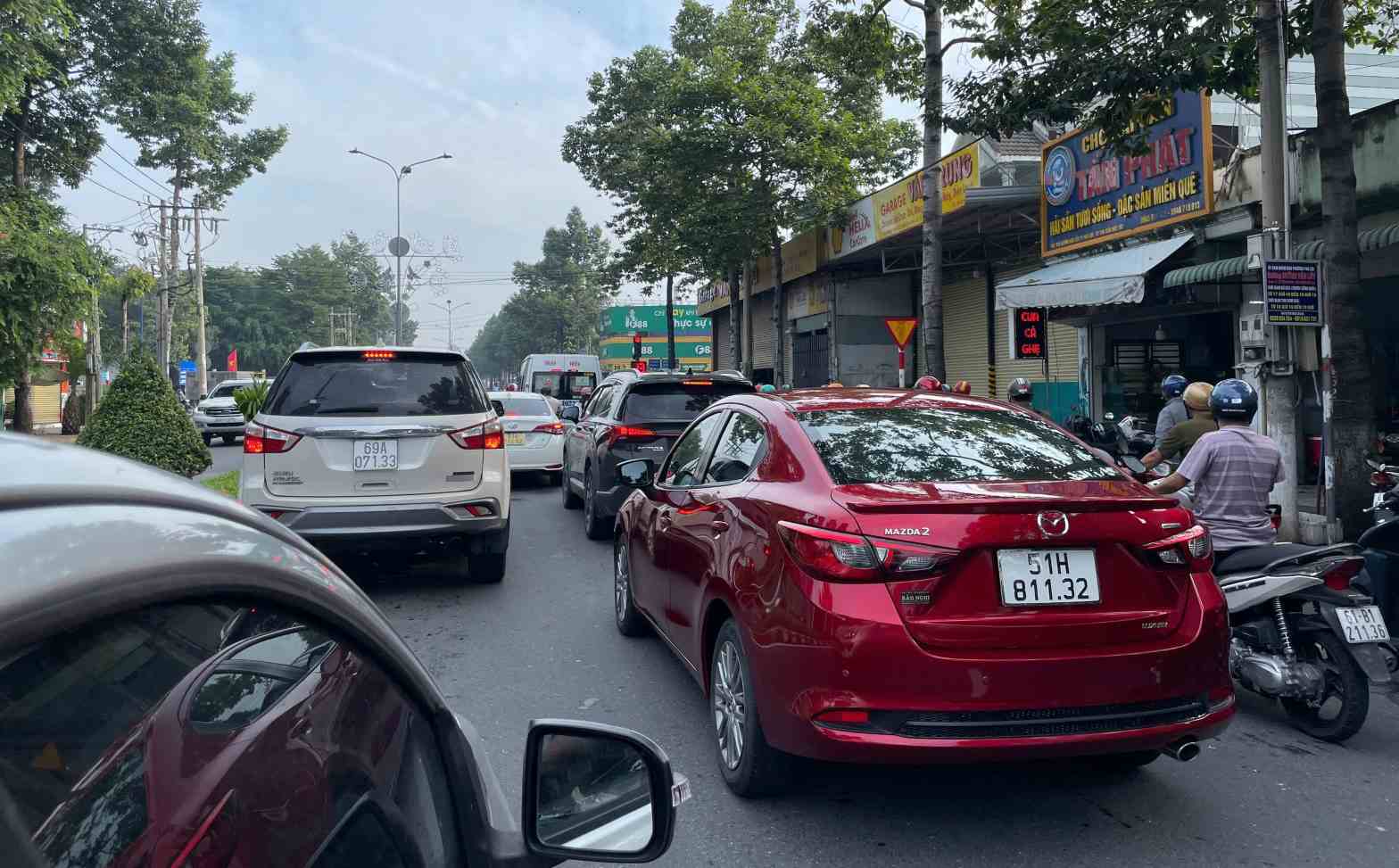 Luu luong lon phuong tien luu thong khien nga tu nay thuong xuyen un u. Anh: Duong Binh.