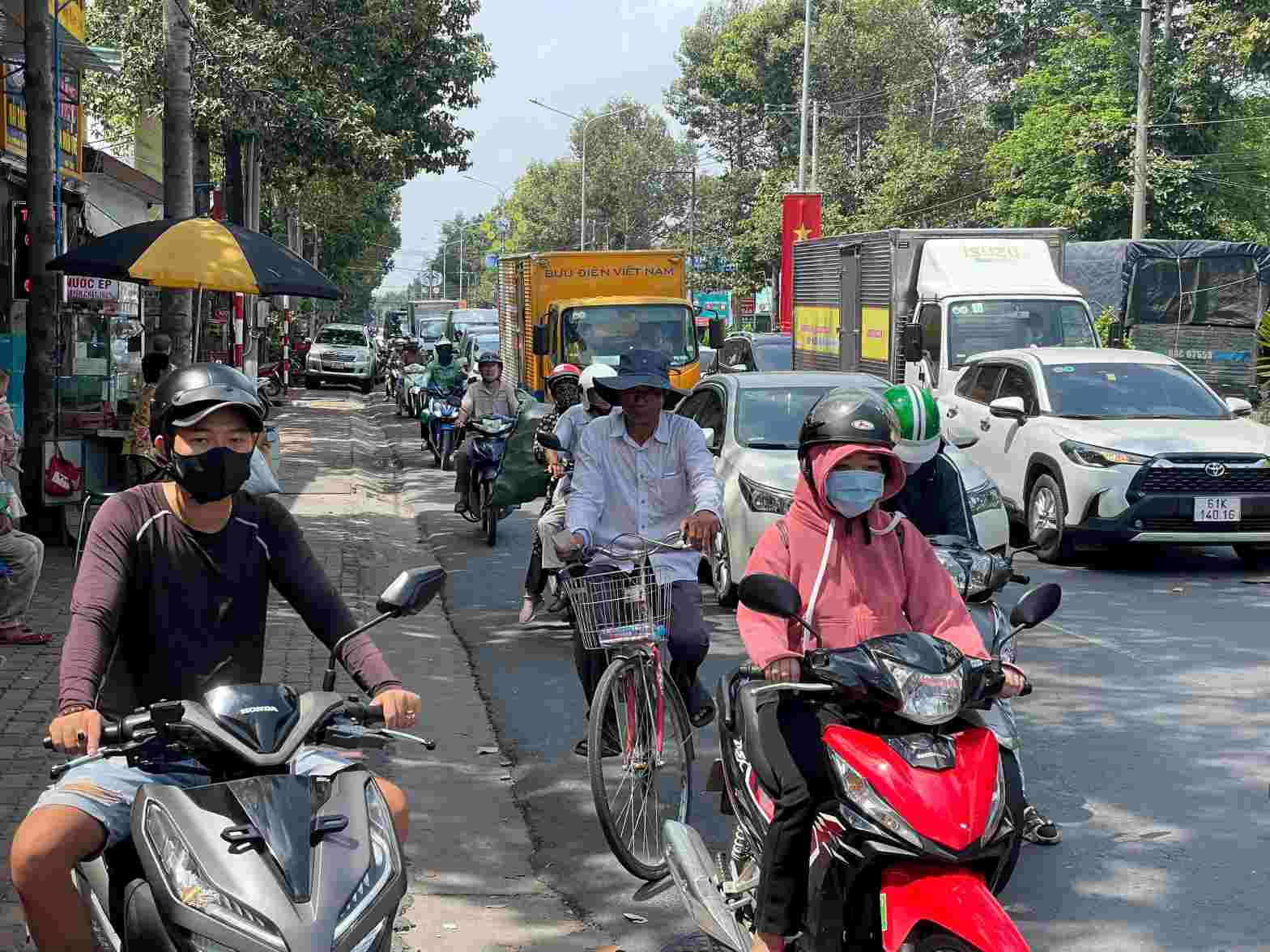 The intersection of Huynh Van Luy and My Phuoc Tan Van streets is often congested. Photo: Duong Binh