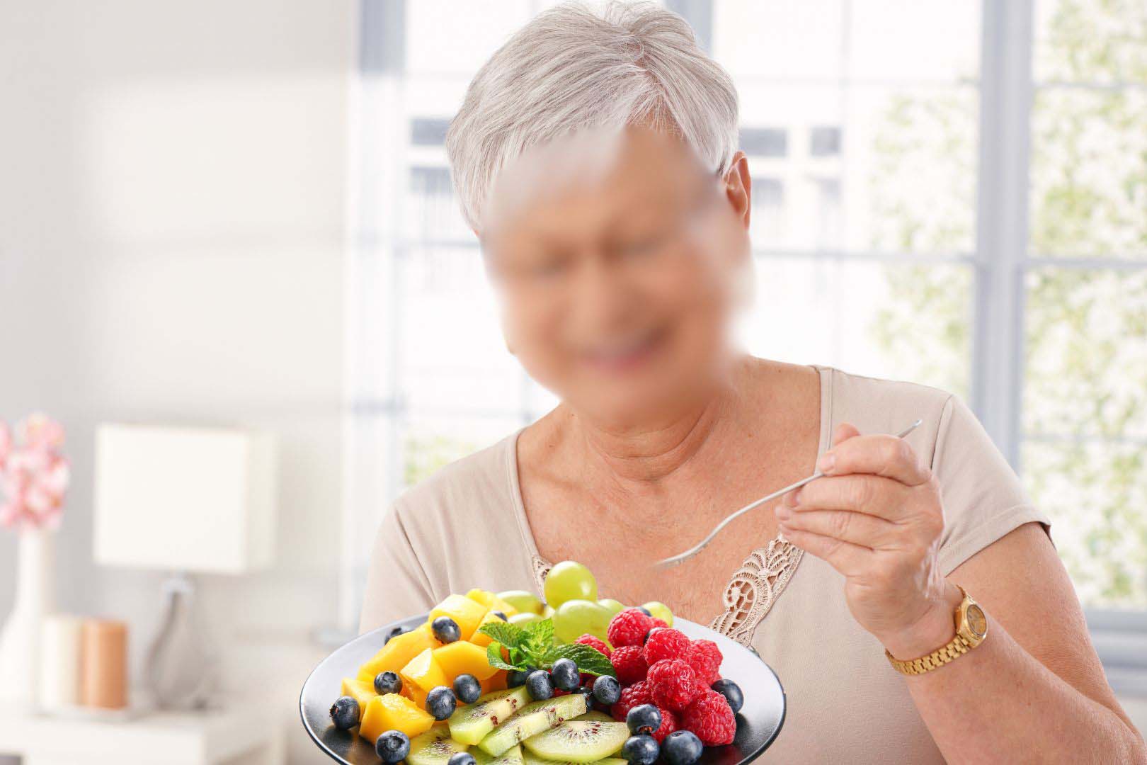 Những lưu ý cần biết khi chọn trái cây cho người cao tuổi