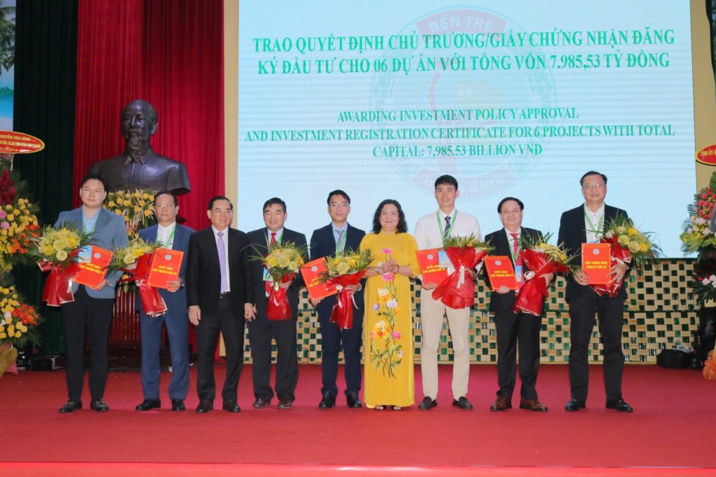 Lanh dao tinh Ben Tre trao Quyet dinh . Anh: Thanh Nhan