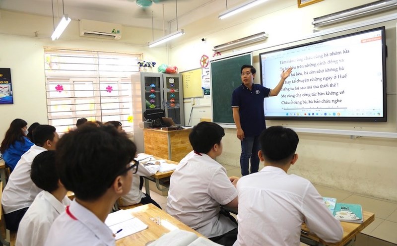 In addition to salary, teachers also receive allowances. Photo: Van Trang
