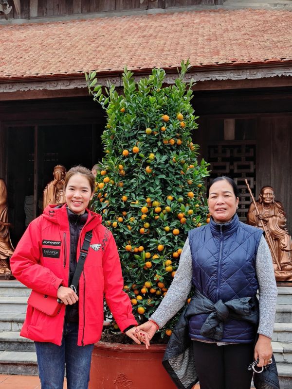 Phu cong Le Thanh Thuy (trai) va me la cuu tuyen thu bong chuyen Nguyen Thi Hong. Anh: Nhan vat cung cap