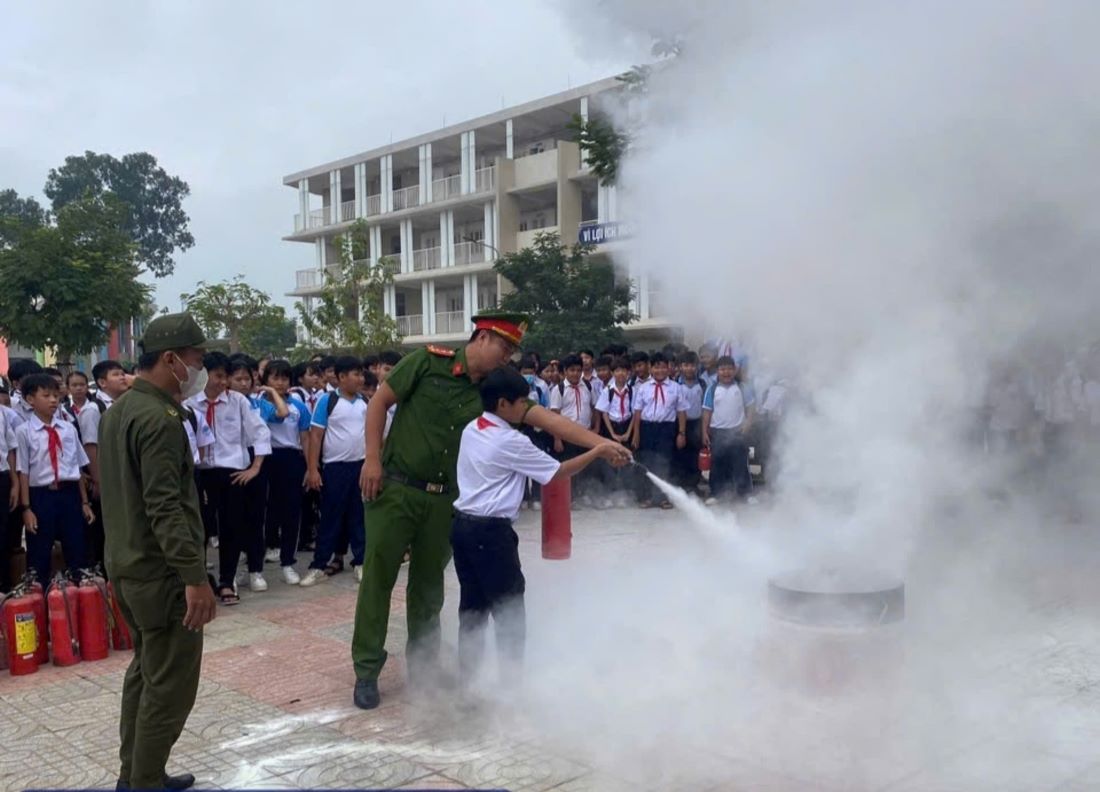 Vinh Tan Ward Police instruct students on fire prevention measures. Photo: Nam Hiep