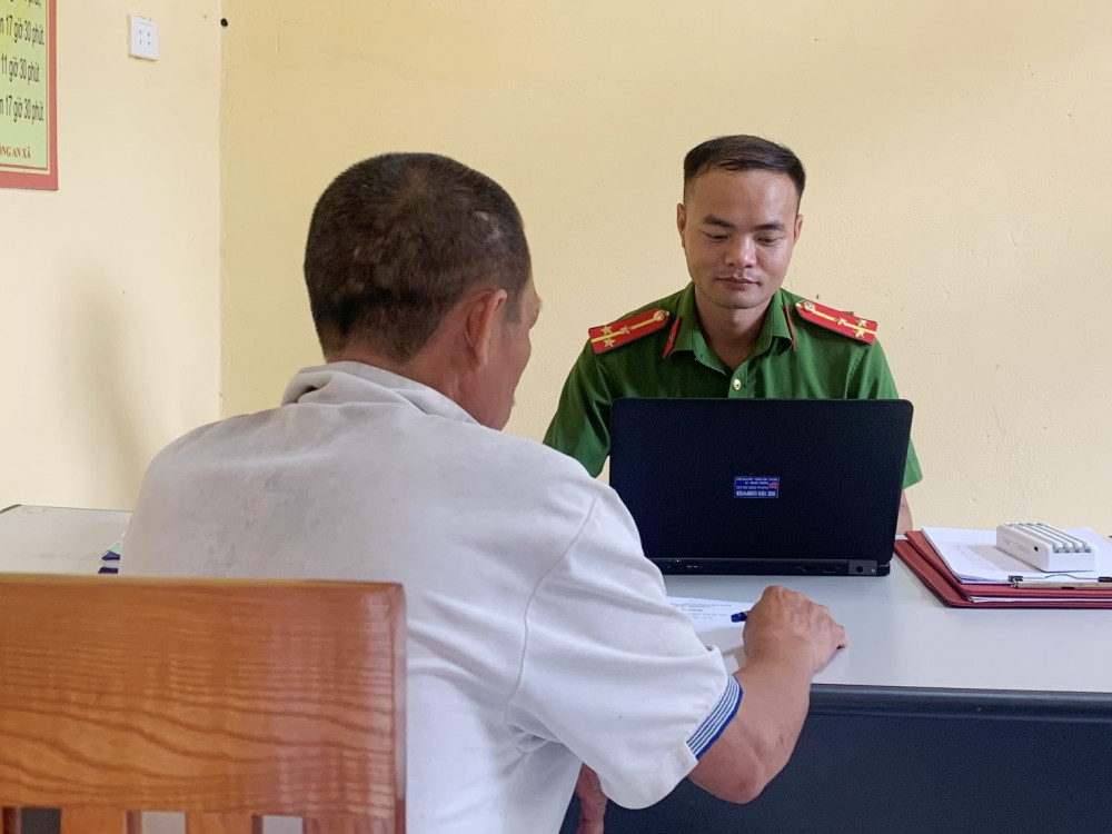 Ông H viết cam kết không tái phạm ném đá lên tàu hỏa. Ảnh: Công an Hà Tĩnh.