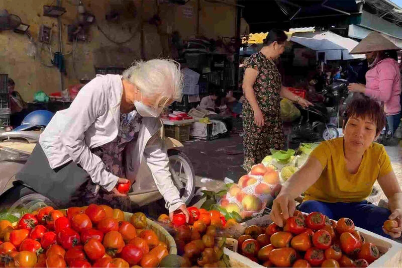 Ripe persimmons are in season, customers are fascinated to hunt them all over the markets. Photo: Huyen Trang