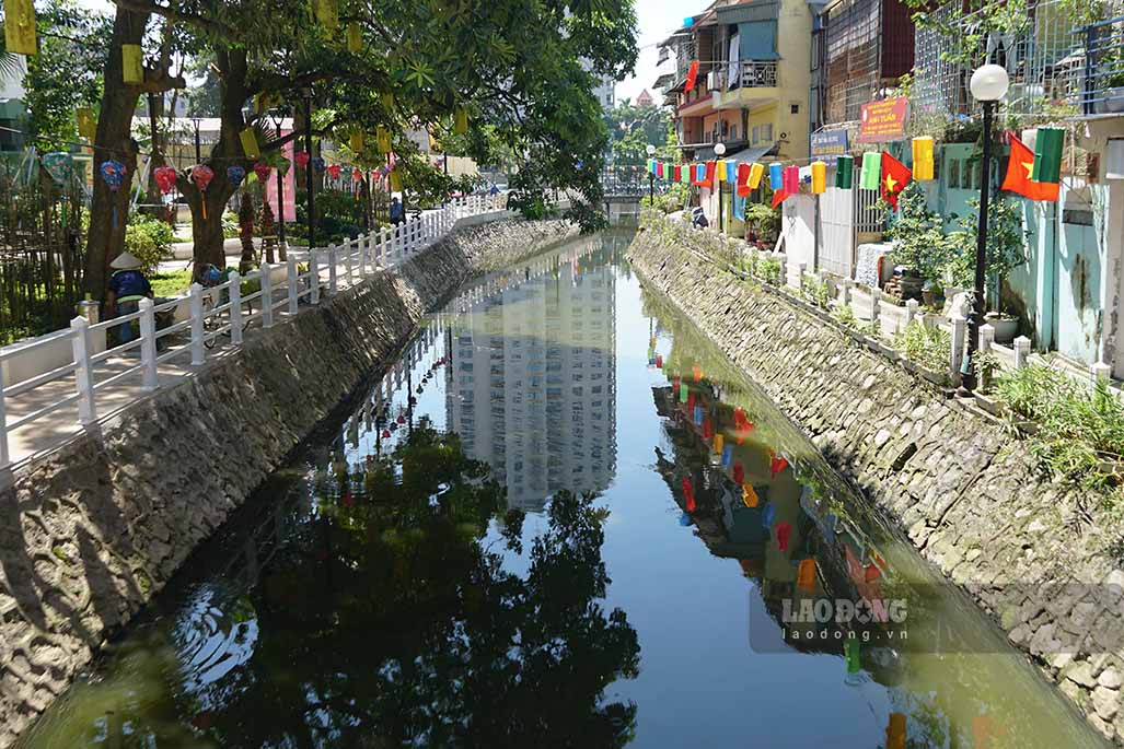 Muong Truc Bach (hay con goi la nhanh cua ho Truc Bach) co chieu dai khoang 800m, mot dau noi sang ho Truc Bach (phia pho Truc Bach thong sang duong Thanh Nien), mot dau noi voi mat ho Truc Bach (phia pho Tran Vu).