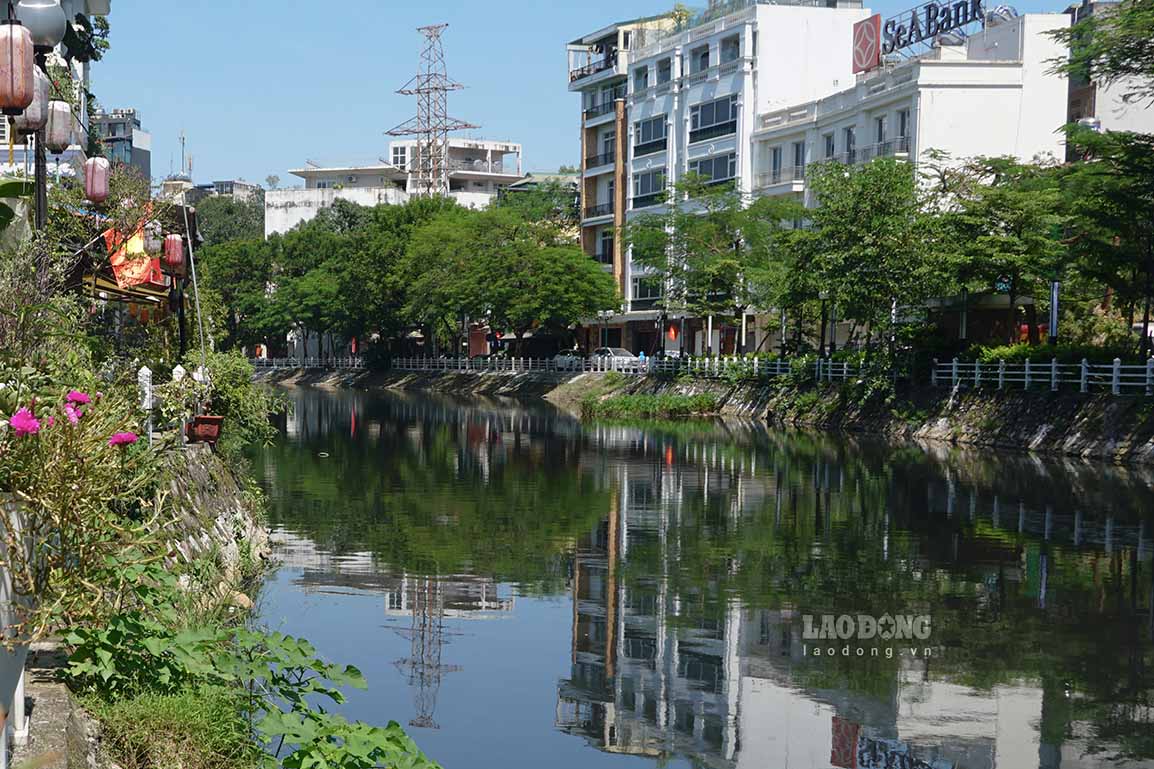 Hien con muong nay dang phai ganh chui nhieu cong xa nuoc thai tu cac cong trinh phu cua nhieu ho dan song doc bo muong, gay o nhiem moi truong va mat my quan do thi.