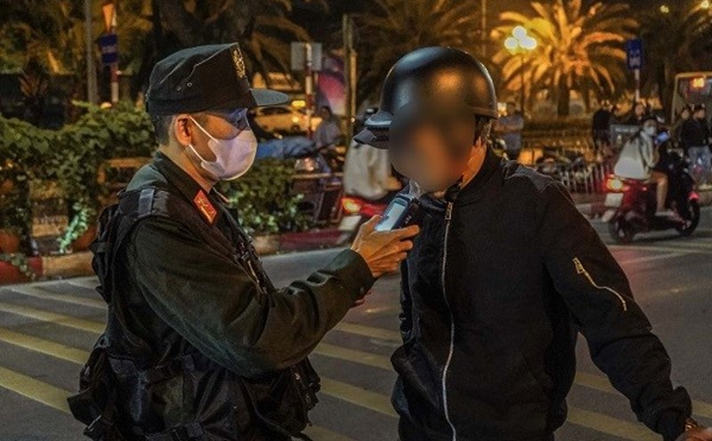 Authorities check alcohol levels of motorcyclists. Photo: Xuyen Dong