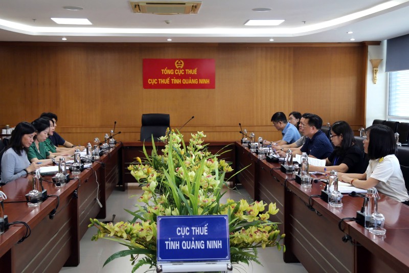 Đoàn công tác trao đổi với Cục Thuế tỉnh Quảng Ninh về những điểm cần lưu ý trong công tác hỗ trợ về chính sách thuế. Ảnh: Tổng cục Thuế