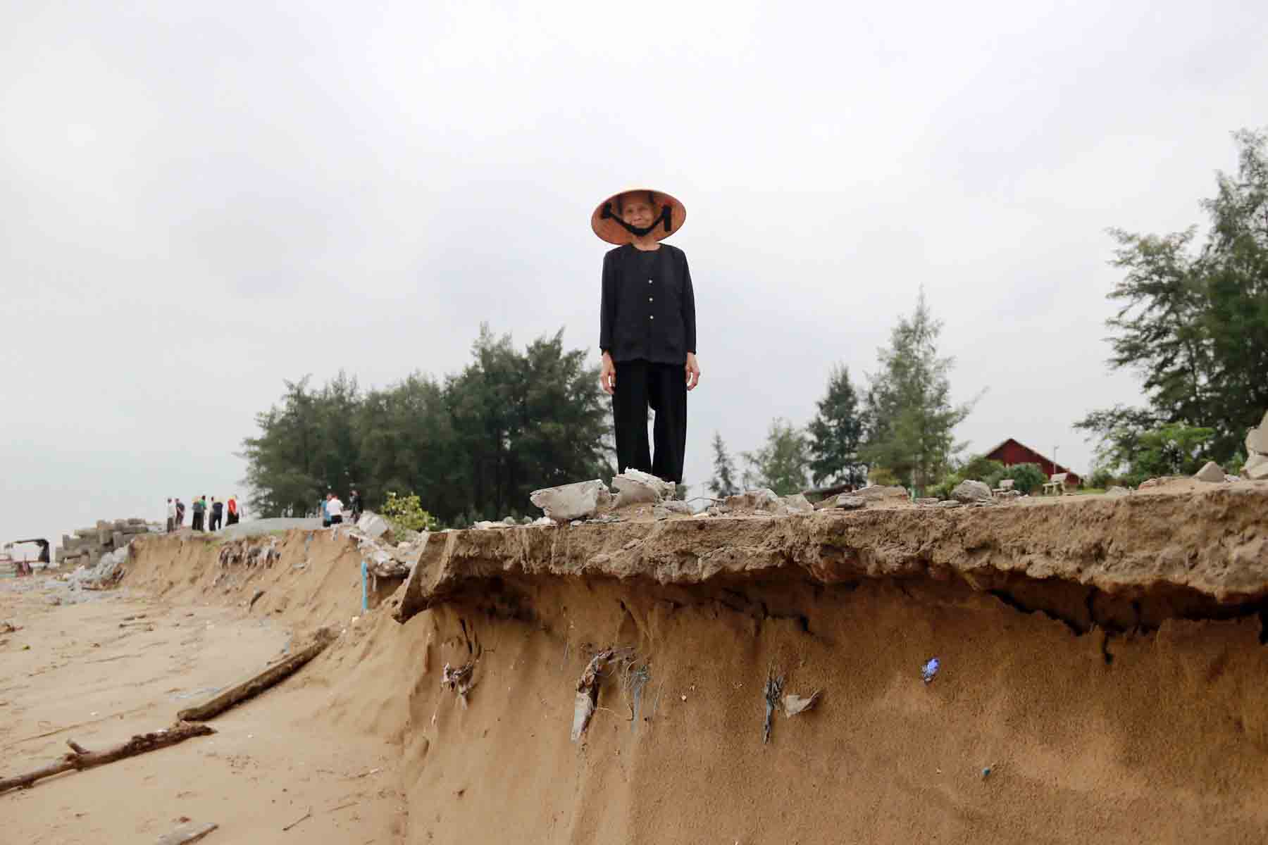 Bờ biển xã Xuân Hội vẫn sạt lở mạnh dù đã có kè chắn sóng. Ảnh: Trần Tuấn.