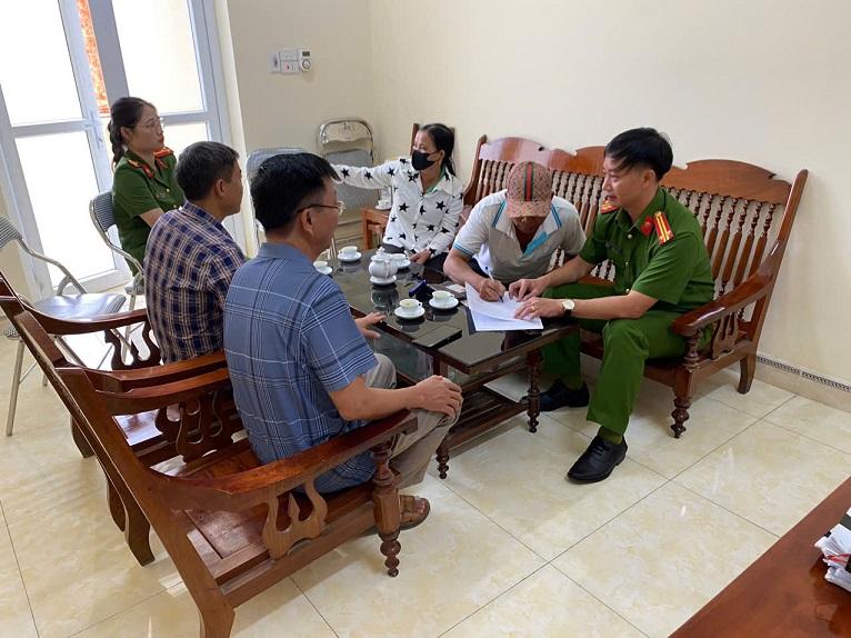 Công an Hải Dương đưa bệnh nhân tâm thần đi lạc hơn 1 năm trở về nhà. Ảnh: Công an tỉnh Hải Dương