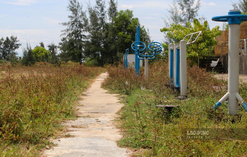  Dung cu phuc vu tap luyen the thao khong co nguoi su dung, xung quanh co dai bua vay.   