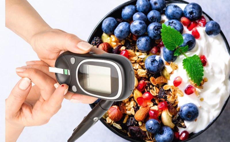 People with hypoglycemia can add some healthy snacks. Graphics: Ha May