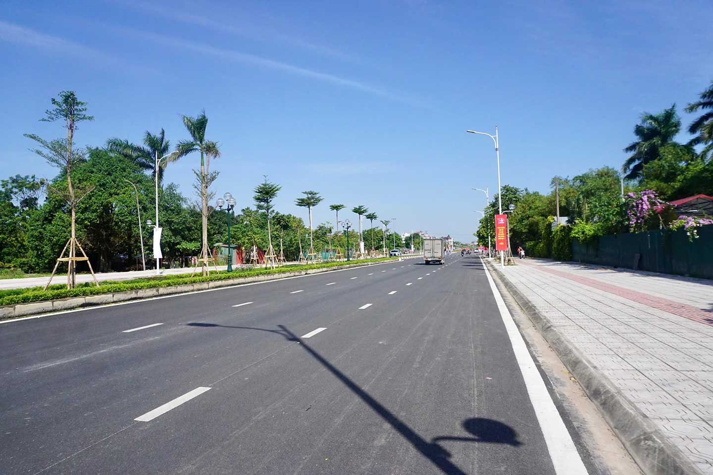 Cận cảnh tuyến đường dài 1,5km với quy mô 6 làn xe tại quận Long Biên (Hà Nội) sắp khánh thành. Ảnh: Nhật Minh