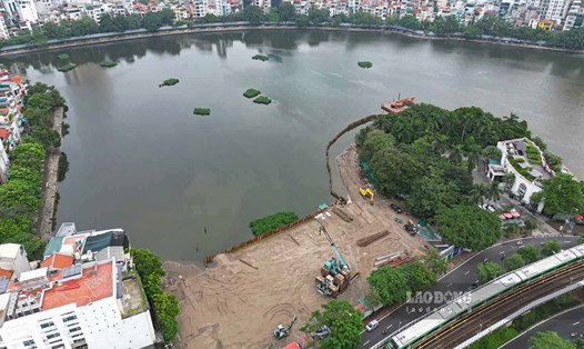 Hồ Đống Đa hiện đang được cải tạo cảnh quan và một số vị trí mặt nước được san lấp phục vụ dự án. Ảnh: Ngọc Thùy