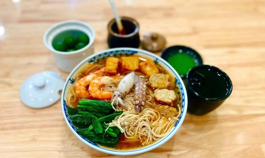 Một bát bún hải sản đầy đủ của quán. Ảnh: Hoài Lan