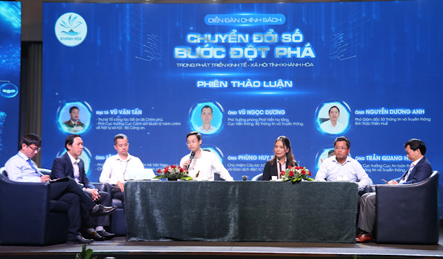 Các chuyên gia đề xuất giải pháp để tỉnh Khánh Hòa thúc đẩy chuyển đổi số. Ảnh: Phương Linh