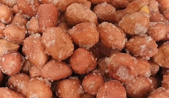 Các loại hạt bọc đường hay tẩm muối đều không tốt cho người bệnh tiểu đường vì làm tăng đường huyết. Ảnh: Kiều Vũ