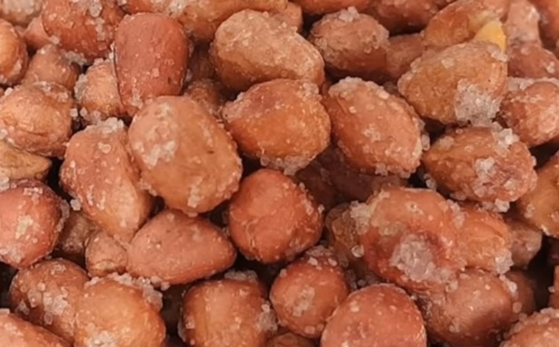 Sugar-coated or salted nuts are not good for diabetics because they increase blood sugar. Photo: Kieu Vu